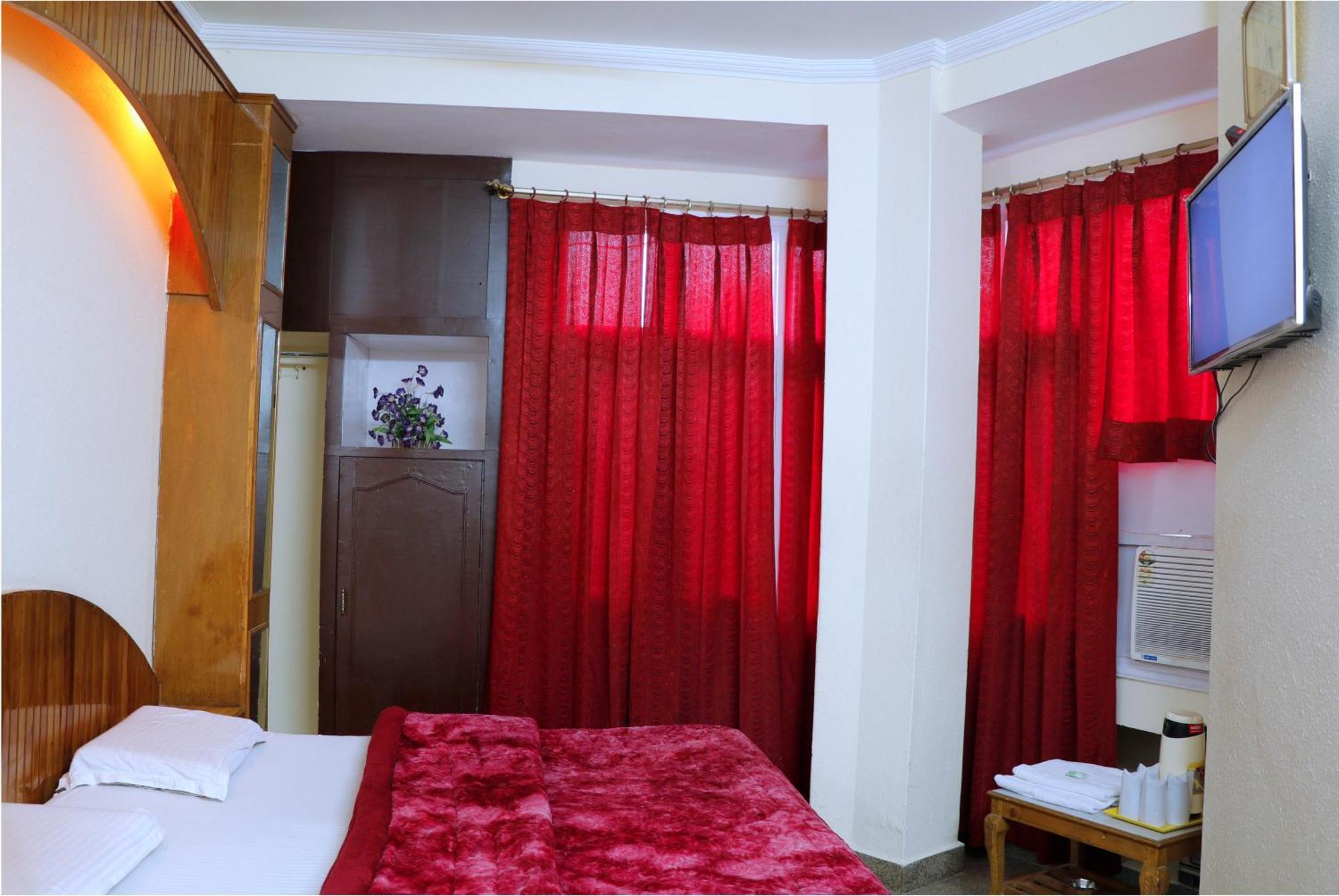Hotel Raghunath Jammu Esterno foto
