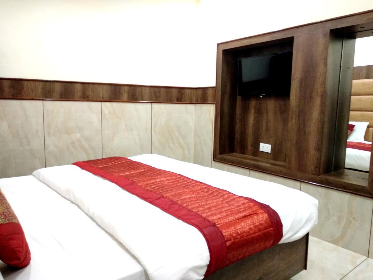Hotel Raghunath Jammu Esterno foto
